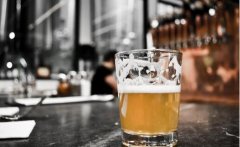 天熱啤酒能放車?yán)飭?40度高溫車內(nèi)放啤酒可以嗎)
